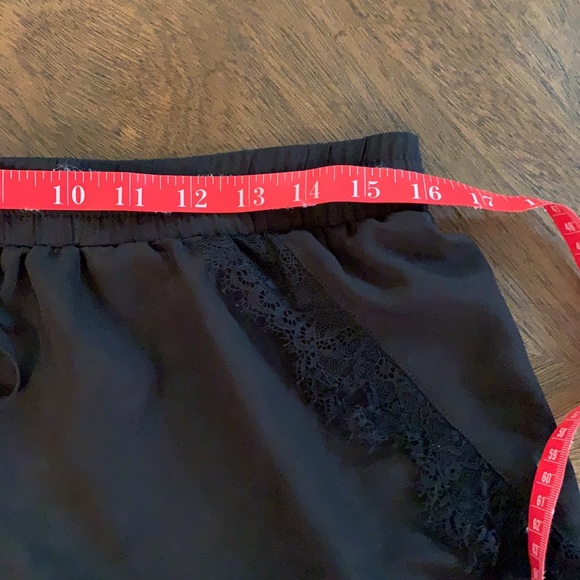 BCBG lace trimmed shorts - Picture 4 of 6